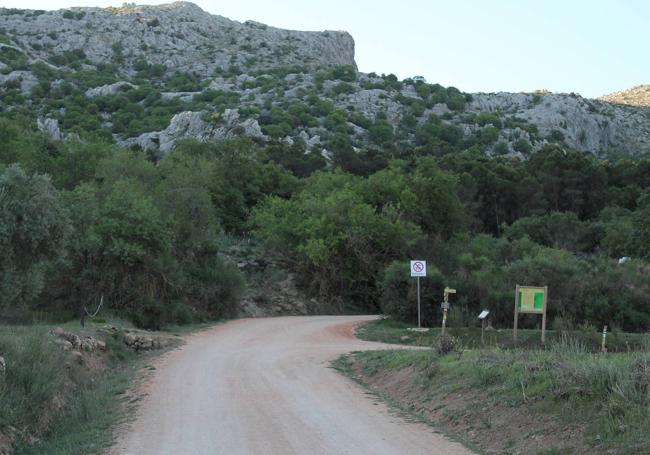 Al fondo el cartel donde arranca oficialmente la ruta.