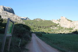 Este sendero pasa junto a tajos escarpados de la sierra de Camarolos.