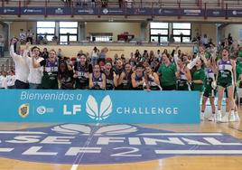 Las jugadoras y técnicos del Unicaja Mijas celebran el ascenso a la Liga Challenge.