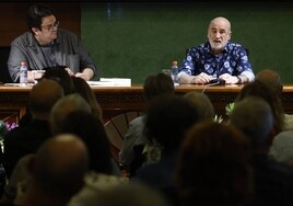 El codirector del Aula Alberto Gómez, junto al autor vasco Fernando Aramburu, en el salón de Unicaja.