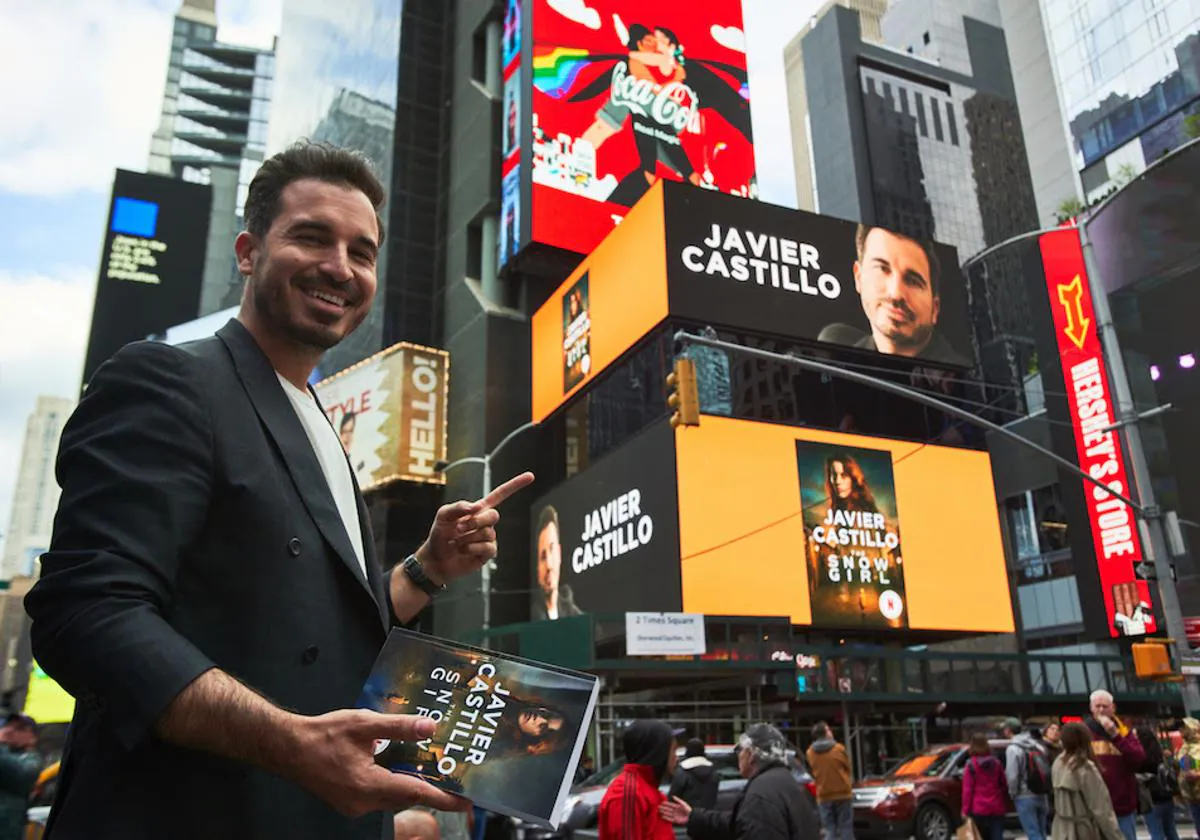 Javier Castillo, en las pantallas gigantes con su nombre en Nueva York