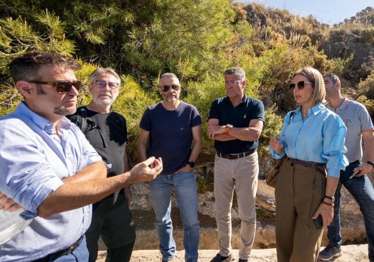 Integrantes del grupo asesor de Patrimonio Histórico, con el alcalde y la concejala de Urbanismo.