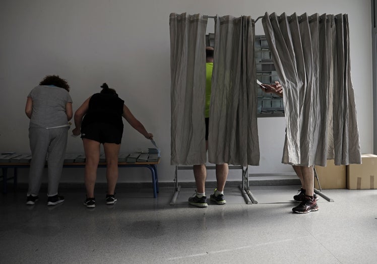 Votantes en un colegio electoral de Málaga en las municipales de 2019.