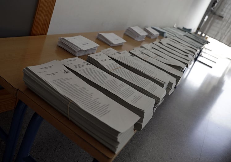 Papeletas con las candidaturas en una mesa electoral en 2019.