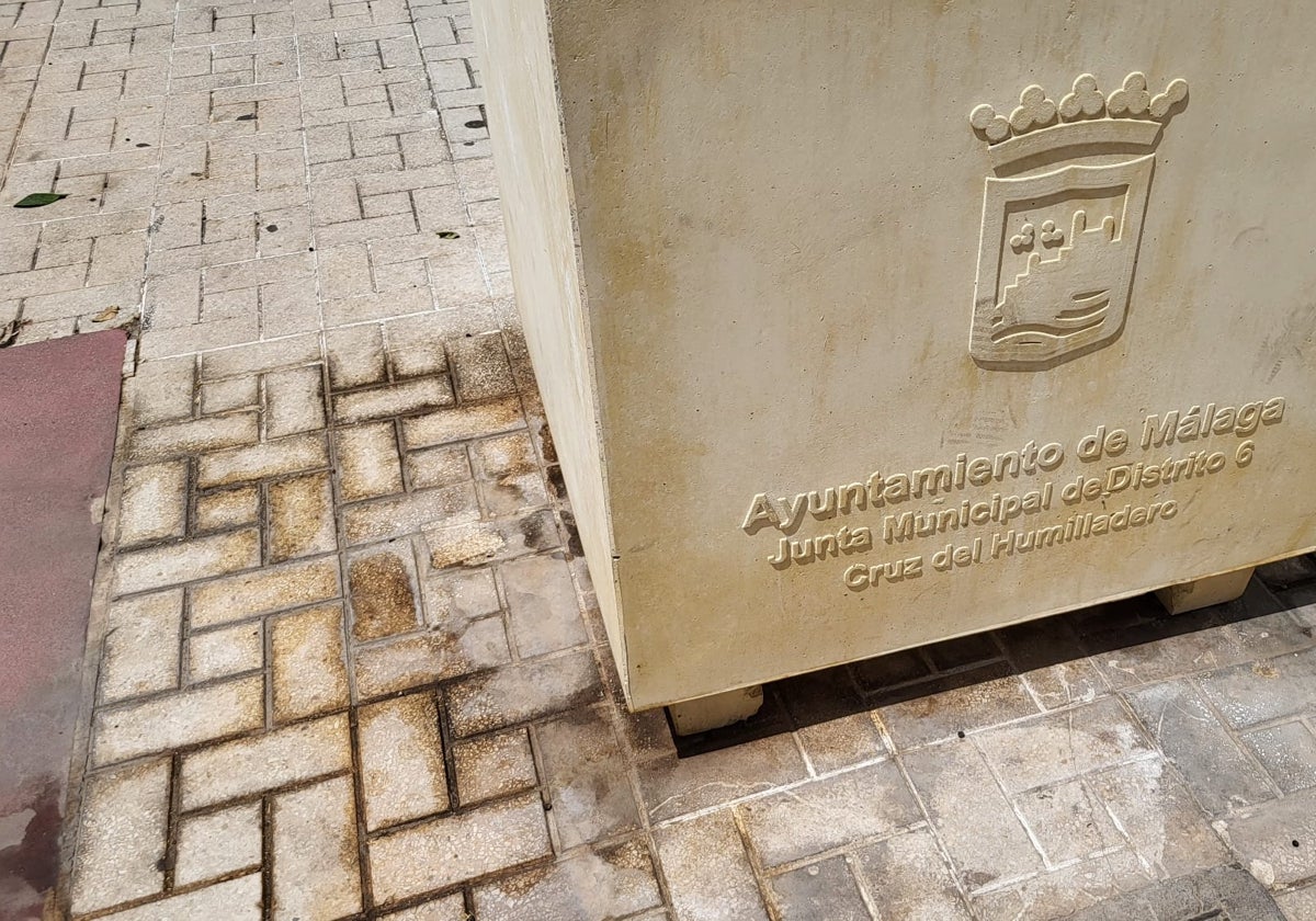 El acerado de la calle Río Guadiamar, lleno de orina.