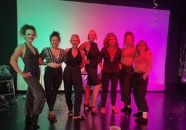 Las siete bailarinas posan delante del escenario del Contenedor Cultural de la UMA.