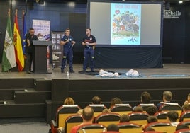 Un millar de estudiantes han participado en la jornada impartida por la Asociación Profesional de Bomberos.