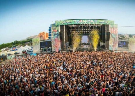 Imagen secundaria 1 - Arriba y abajo a la izquierda, dos imágenes aéreas del festival, con y sin público, y abajo a la derecha, vehículos aparcados en las aceras durante el festival Elrow.