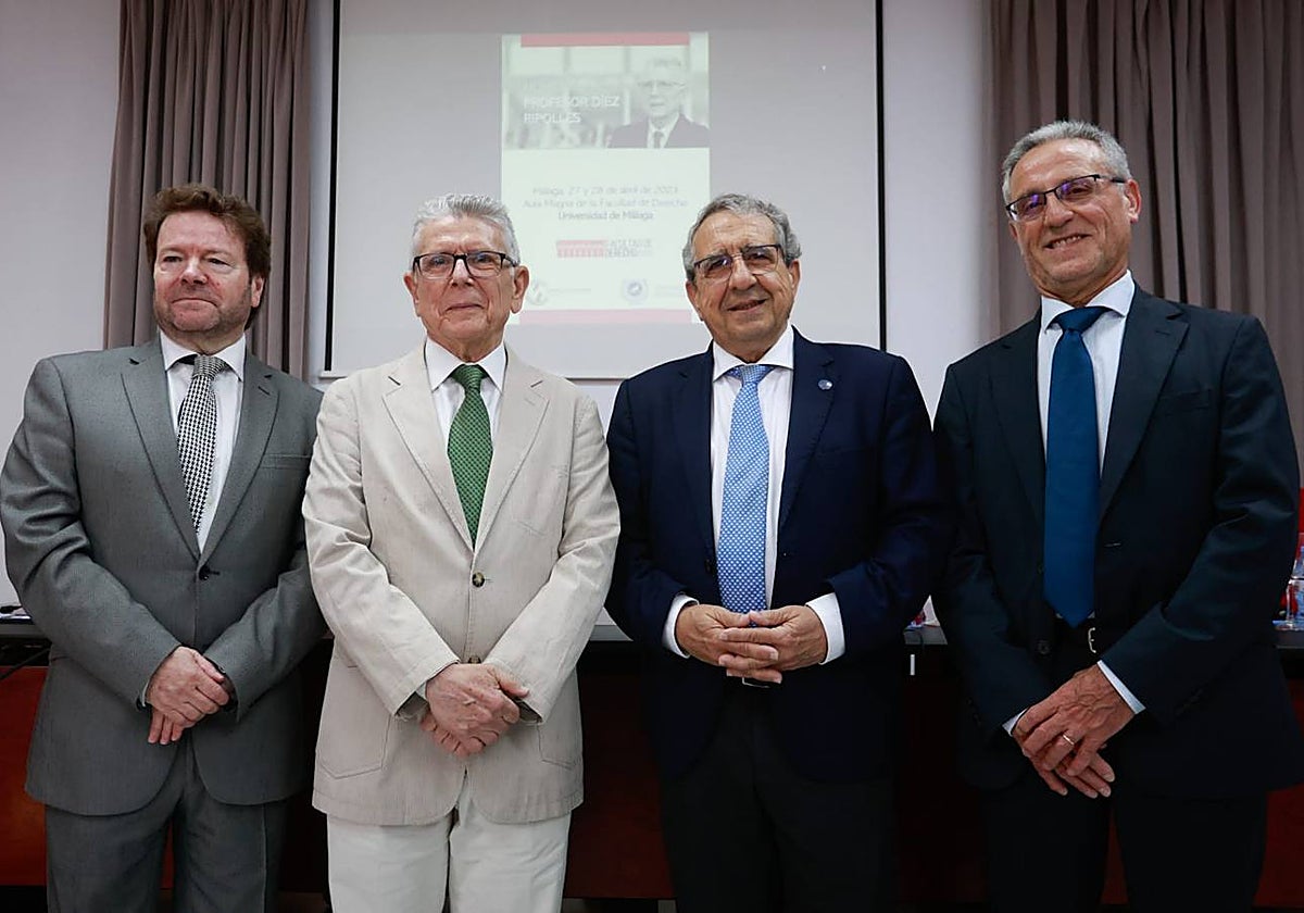 Juan José Hinojosa, José L. Díez Ripollés, José A. Narváez y Juan Muñoz, en el aula de grados de la Facultad de Derecho.