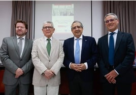 Juan José Hinojosa, José L. Díez Ripollés, José A. Narváez y Juan Muñoz, en el aula de grados de la Facultad de Derecho.