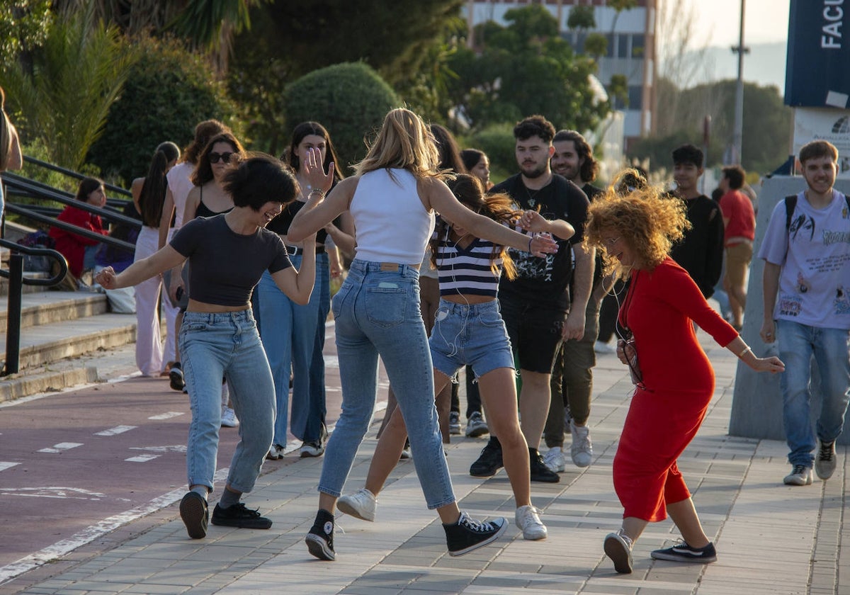 Participantes de la Silent Party bailan en el campus universitario