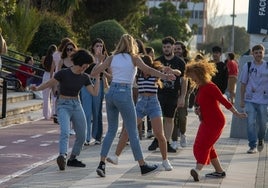 Participantes de la Silent Party bailan en el campus universitario