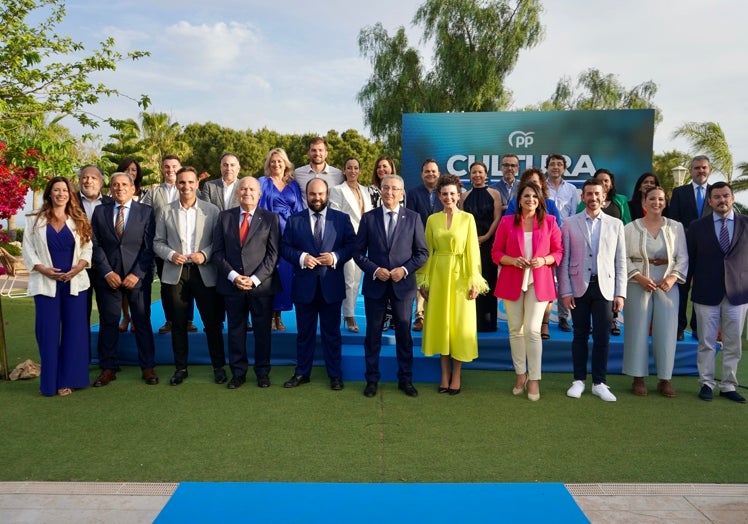 Francisco Salado, con los integrantes de su candidatura para el 28M.