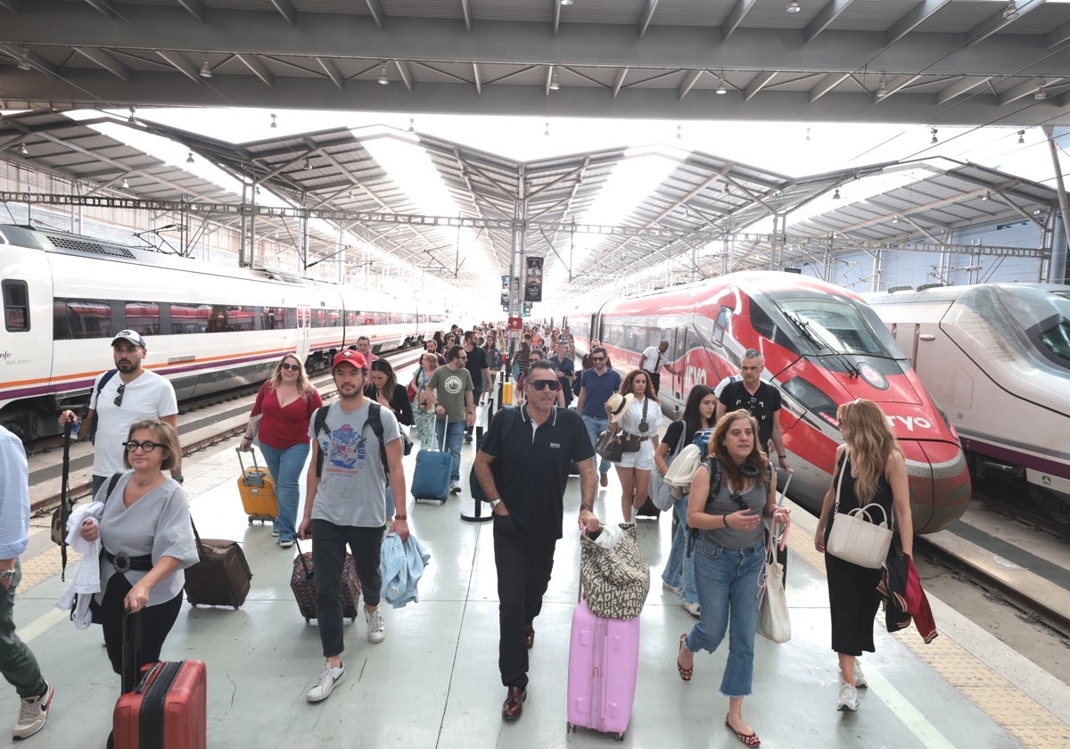 Los trenes AVE procedentes de Madrid llegaban llenos de turistas.