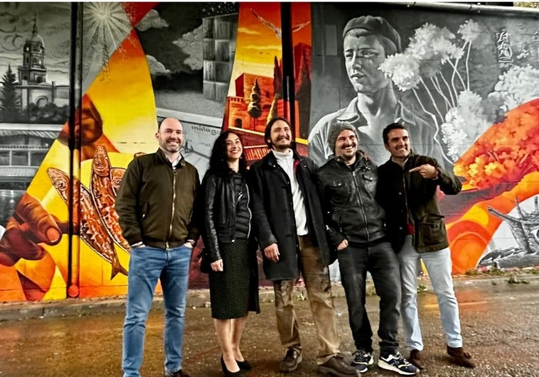 Florido y Gómez, junto a los artistas, en la presentación del mural en Múnich.