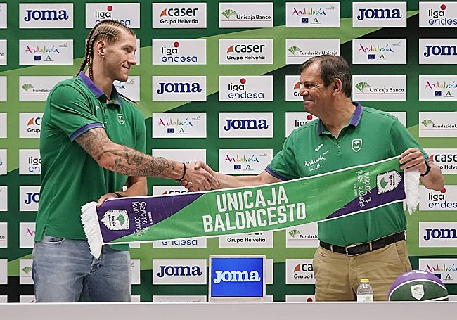 Osetkowski saluda a Juanma Rodríguez antes de su comparecencia.