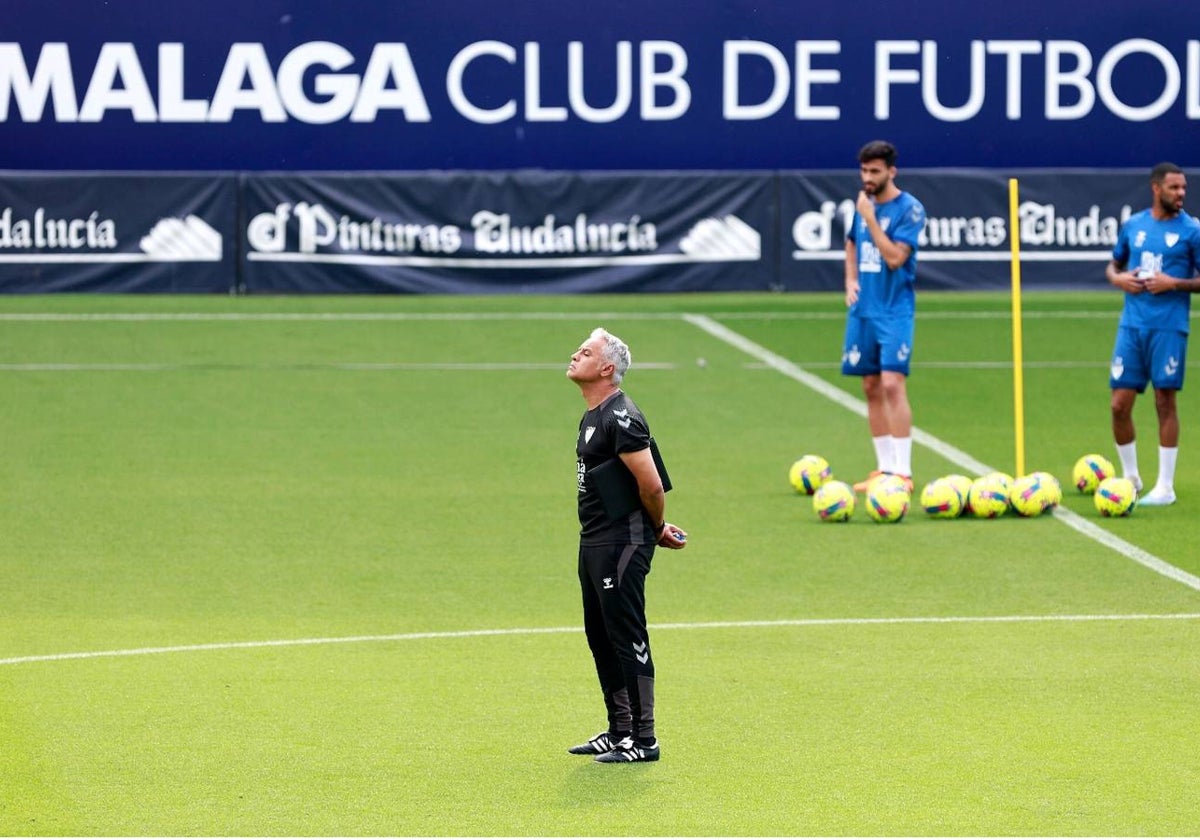 Pellicer sigue atento el entrenamiento de ayer en La Rosaleda.