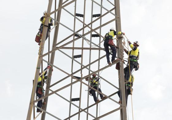 Trabajos de desmontaje de la primera torreta, en la avenida Navarro Ledesma.