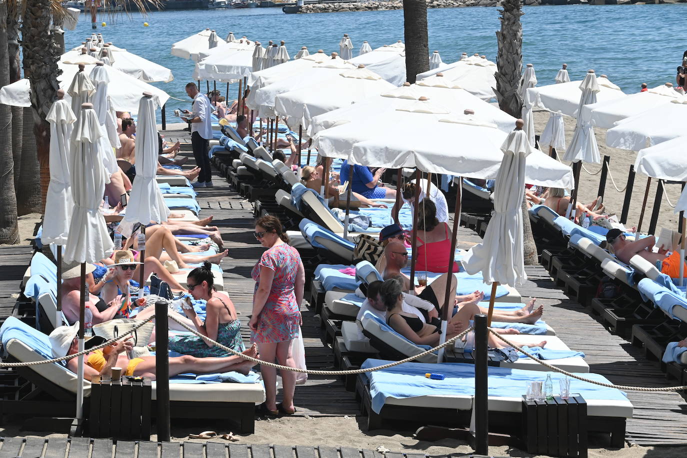 Lleno en playas y chiringuitos de Málaga en el puente de mayo