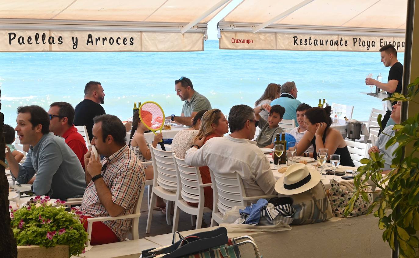 Lleno en playas y chiringuitos de Málaga en el puente de mayo