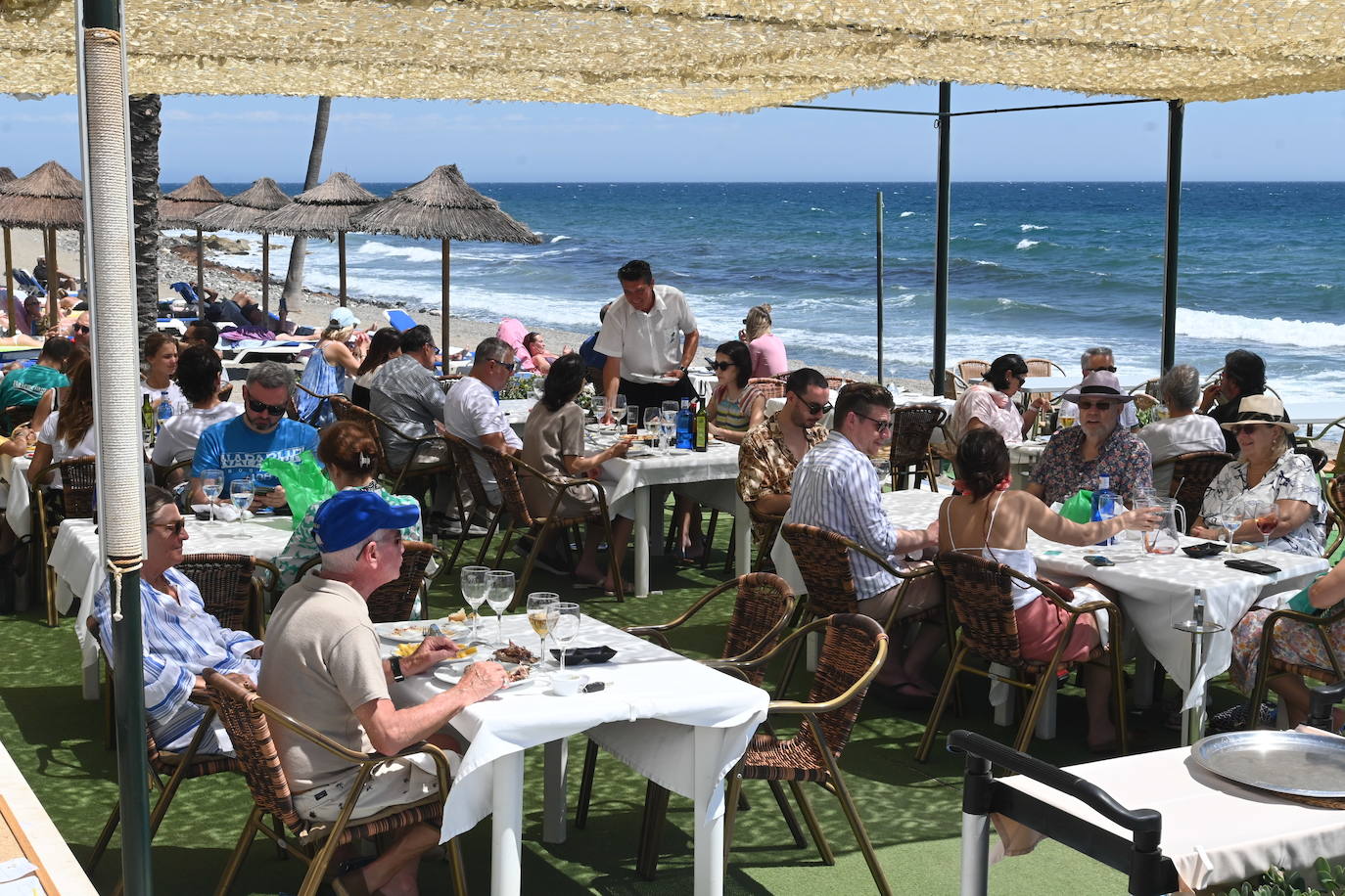 Lleno en playas y chiringuitos de Málaga en el puente de mayo