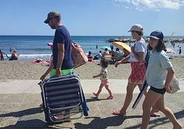 Familia llegando a la playa de Pedregalejo.