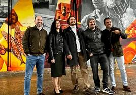 Florido y Gómez, junto a los artistas, en la presentación del mural en Múnich.