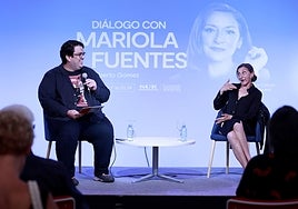 El codirector del Aula de Cultura Alberto Gómez, junto a la actriz Mariola Fuentes, ayer en el ciclo 'Málaga, ida y vuelta'.