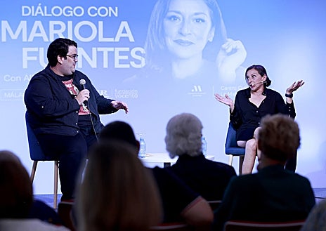 Imagen secundaria 1 - En la imagen superior, Mariola Fuentes posa para SUR minutos antes del encuentro; el resto, durante el diálogo con Alberto Gómez. 