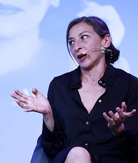 Imagen secundaria 2 - En la imagen superior, Mariola Fuentes posa para SUR minutos antes del encuentro; el resto, durante el diálogo con Alberto Gómez. 