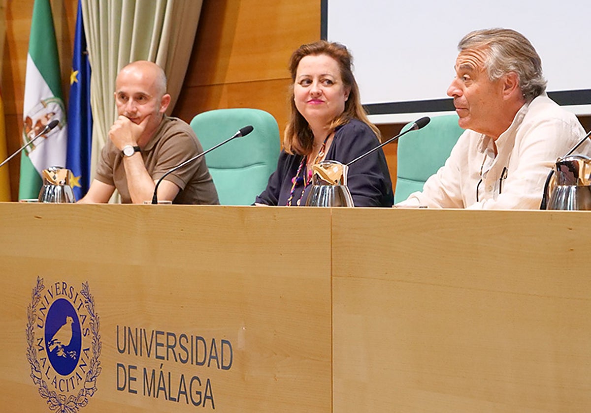 De izquierda a derecha, Manuel López, director del corto, Miriam López, vicerrectora adjunta, y Miguel Alba.