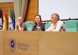 De izquierda a derecha, Manuel López, director del corto, Miriam López, vicerrectora adjunta, y Miguel Alba.