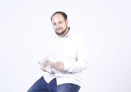 Alberto S. Fernández, posando con su libro 'Versos a las musas de mi adolescencia'.