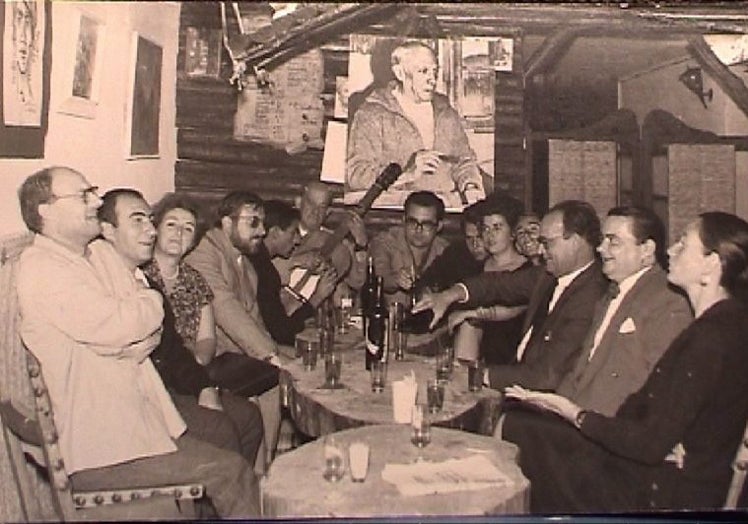 Reunión del Grupo Picasso en El Pimpi en los años 60.