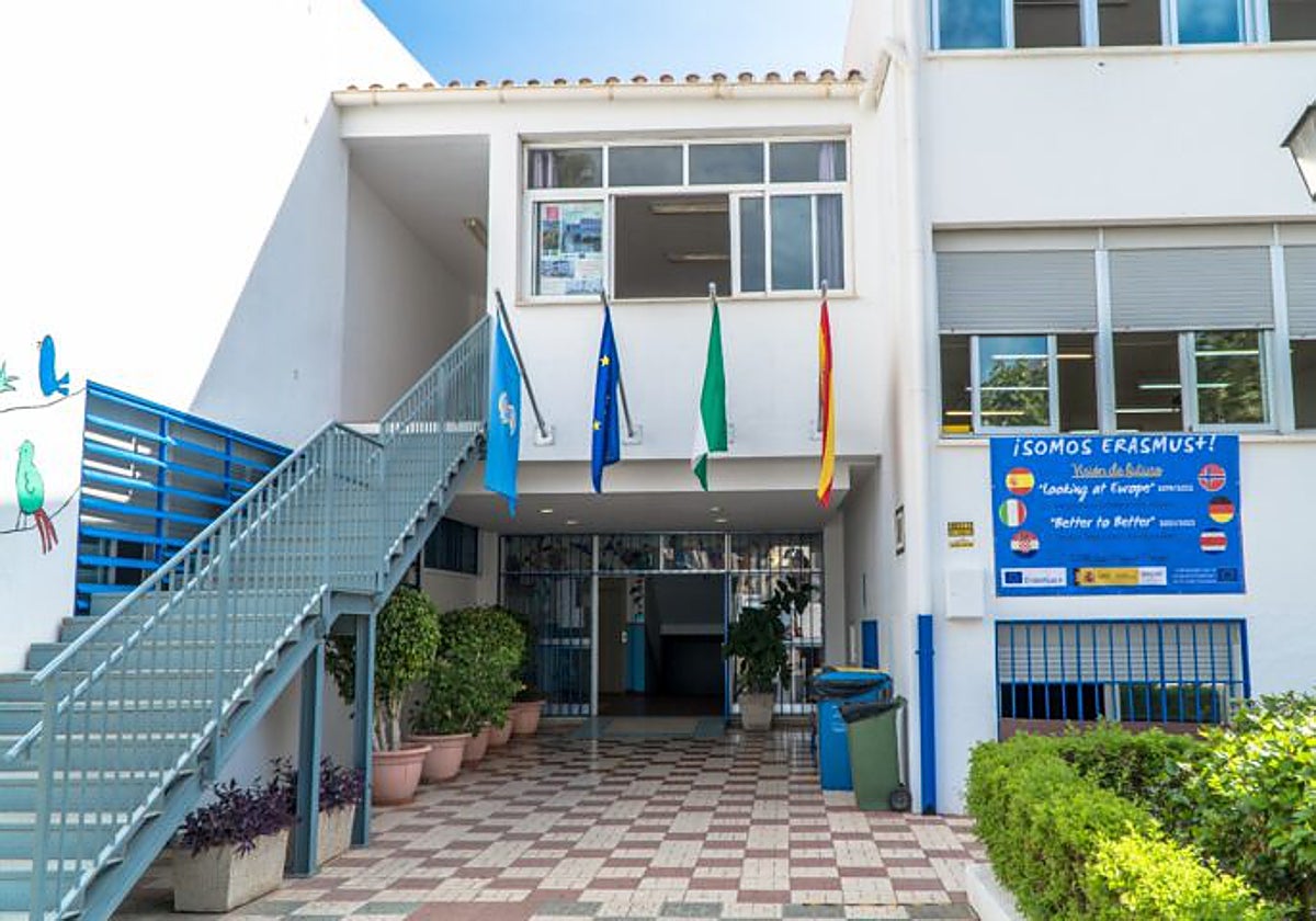 Acceso principal al colegio público San Miguel de Nerja.