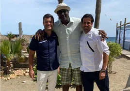 Michael Jordan, en el centro, con los responsables del chiringuito La Milla Marbella.
