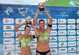 Las jugadoras de vóley playa Ángela Lobato (izquierda) y Belén Carro, celebran su victoria en la Copa de la Reina.