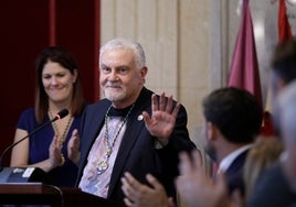 Pepe Bornoy agradece las muestras de cariño tras recibir la medalla de la Ciudad.