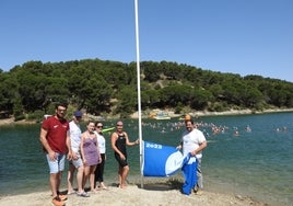 Izada de la bandera azul en Ardales el pasado año 2022.