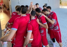 Los jugadores del Colegio El Pinar hacen piña antes de un partido.