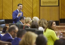 Juanma Moreno, durante un momento de la sesión de control en el Parlamento.