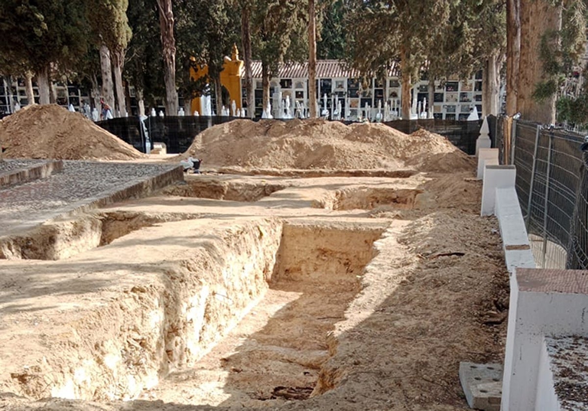 Primeras intervenciones en búsqueda de una fosa dentro del cementerio municipal