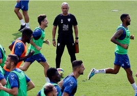 Pellicer observa el trabajo de sus jugadores durante el entrenamiento de ayer.