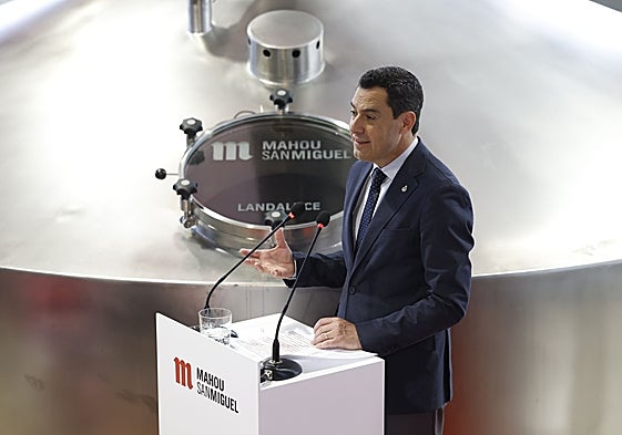 Juanma Moreno, durante su intervención, tras recorrer las instalaciones.