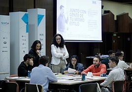 Participantes de TalentLab Málaga durante una actividad impartida por Luis de la Viuda, directivo de IKEA.