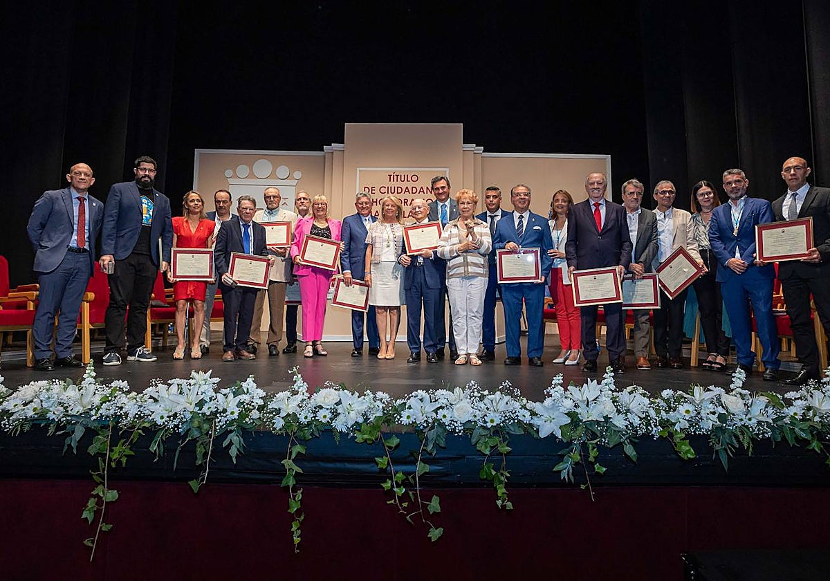 Foto de familia de los Ciudadanos Honorarios de Marbella y San Pedro.