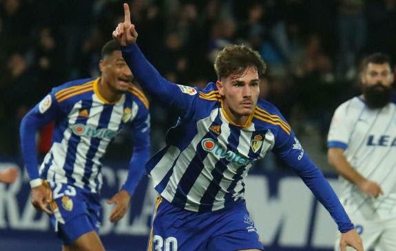 Hugo Vallejo celebra uno de sus tres goles esta temporada con la Ponferradina.