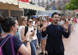 Javier Castillo protagonizó uno de los grandes momentos de la feria con una firma multitudinaria.