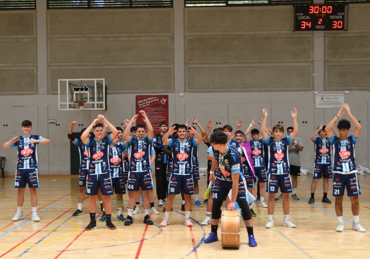 La plantilla del Trops Málaga juvenil celebra su pase al Top 8.