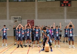 La plantilla del Trops Málaga juvenil celebra su pase al Top 8.